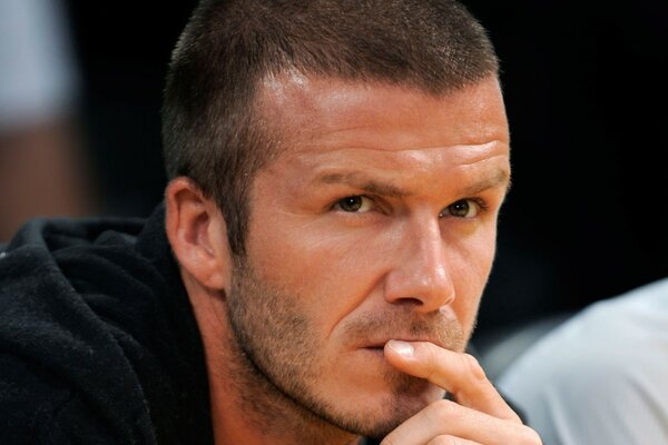 David Beckham jako młody człowiek śledzi mecz