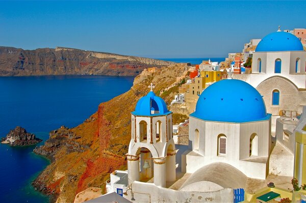 In Santorini an der Küste befindet sich eine Kirche auf einem hohen Felsen