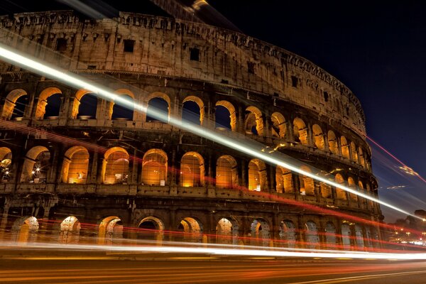 Le majestueux Colisée dans les lumières de la ville