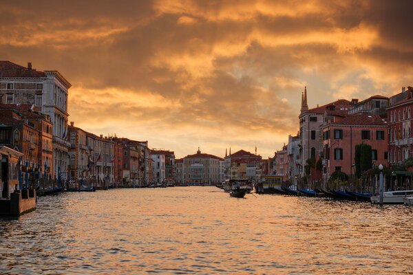 Vista en barco de la puesta de sol veneciana