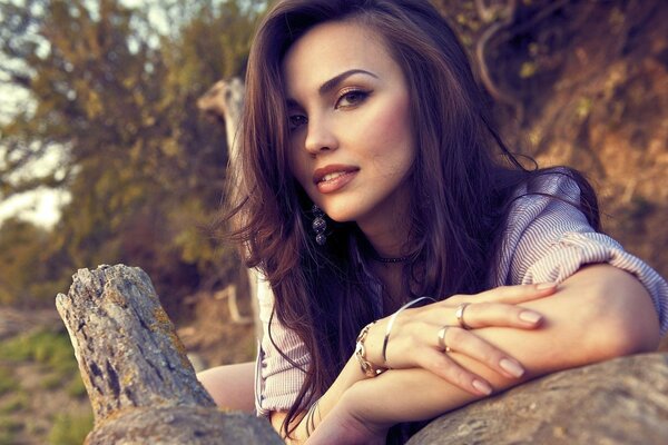 Hermosa chica con maquillaje en la naturaleza