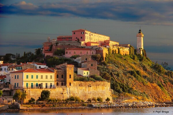 Leuchtturm auf der Insel der Toskana in Italien