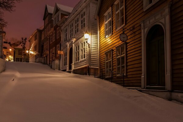 Die Winterstraße der Stadt in Norwegen