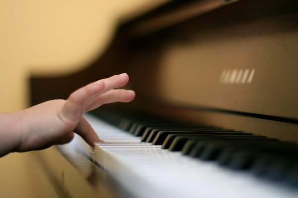 Das Kind lernt, Klavier zu spielen