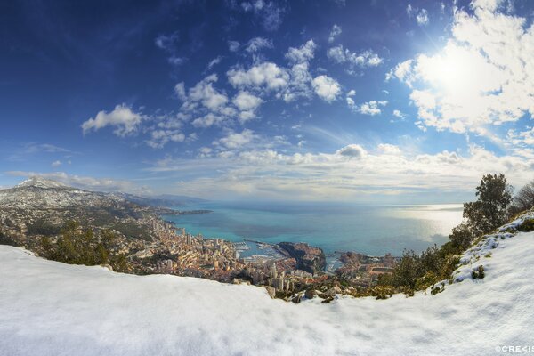 Monaco in inverno con neve e mare