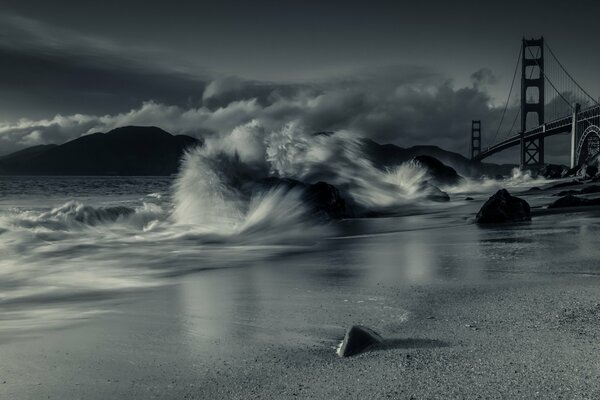Foto en blanco y negro de las olas en el puente de San Francisco