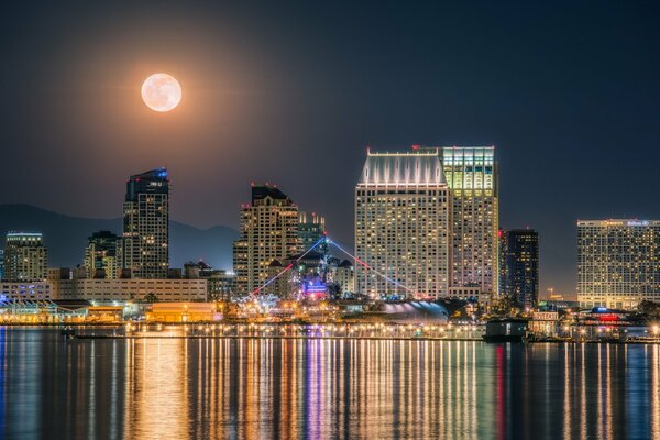 Blendung der Gebäude der nächtlichen Stadt San Diego