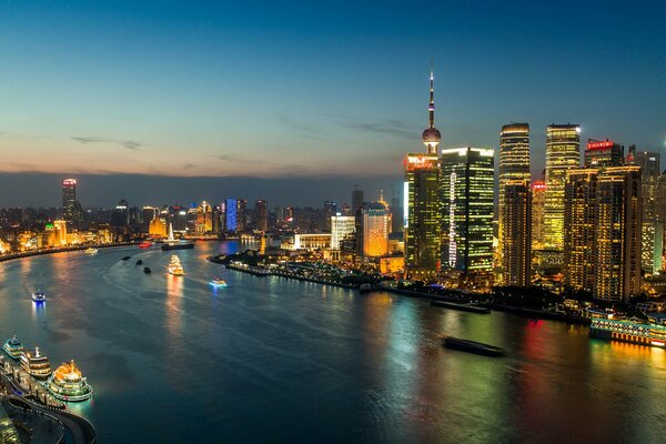 La ciudad de la noche en China y el río