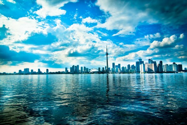 Blauer See, Toronto. Am Horizont ist eine Stadt. Schöner Himmel