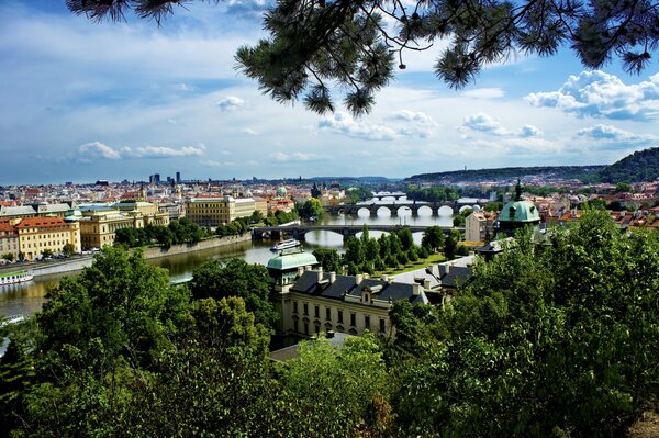 Vue panoramique sur les ponts de la ville au-dessus de la rivière