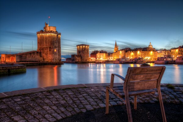 Luces de la costa nocturna de la Rochelle francesa