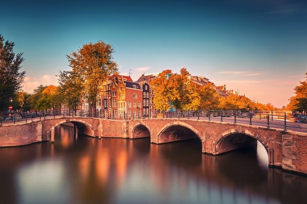 Pont sur le canal aux pays-bas