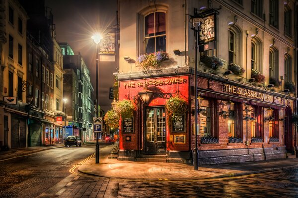 Café en la calle de la noche de Londres