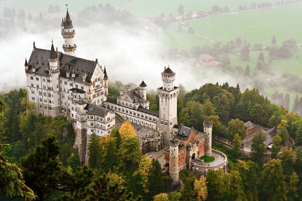 Ein altes Schloss in Deutschland in Bayern ist in ein Geheimnis gehüllt