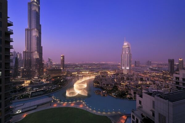 Panorama wieżowców wieczornego Dubaju