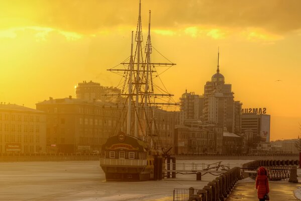 La mañana de San Petersburgo, un barco en el río zamрrzshoy