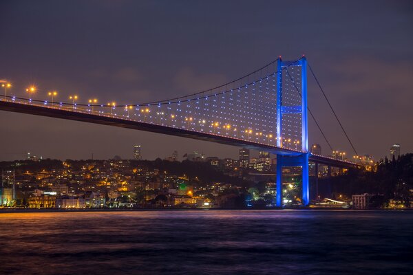 Мост в огнях в ночное время очень красив