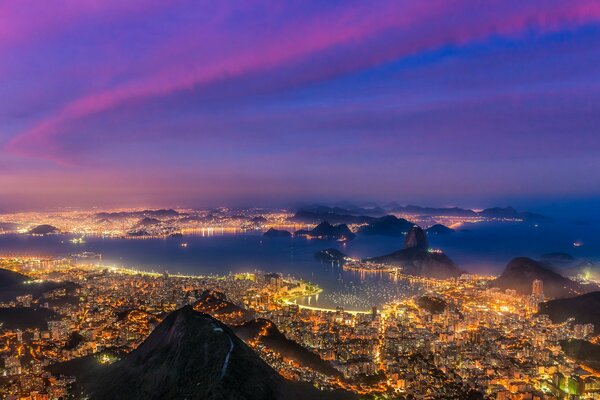 Widok na Rio de Janeiro i zatokę o zachodzie słońca