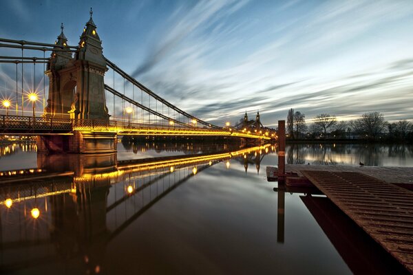 Gelbe Lichter der englischen Hauptbrücke