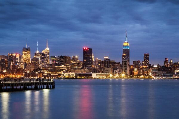 Die Nachtlichter von Manhattan. Herrliche Aussicht auf die Wolkenkratzer von New York