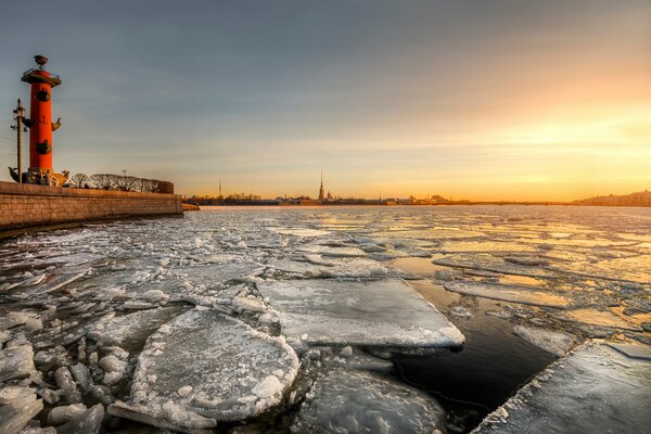 Un barco de hielo en San Petersburgo en la mañana de primavera