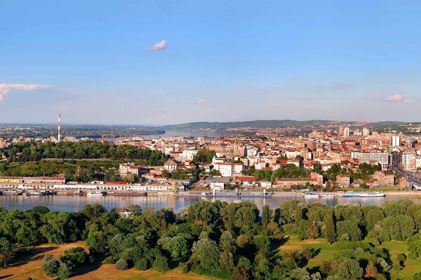 Panoramiczny widok letniej Serbii