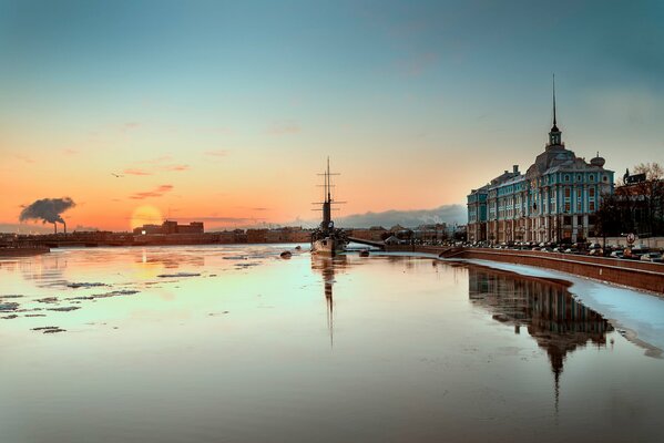 Paysage du matin avec le croiseur Aurora à Saint-Pétersbourg. 