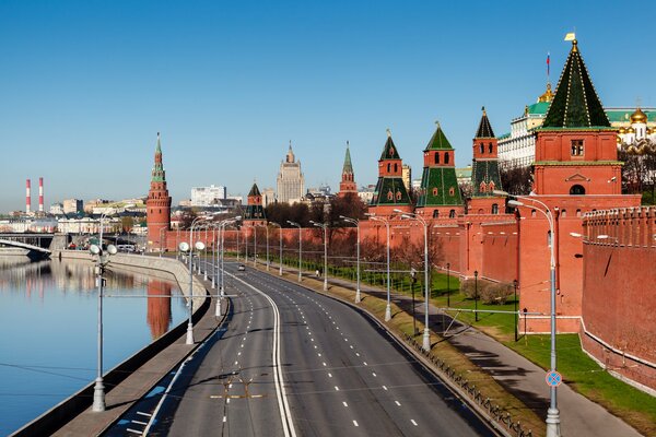 Terraplén cerca de la muralla del Kremlin en Moscú