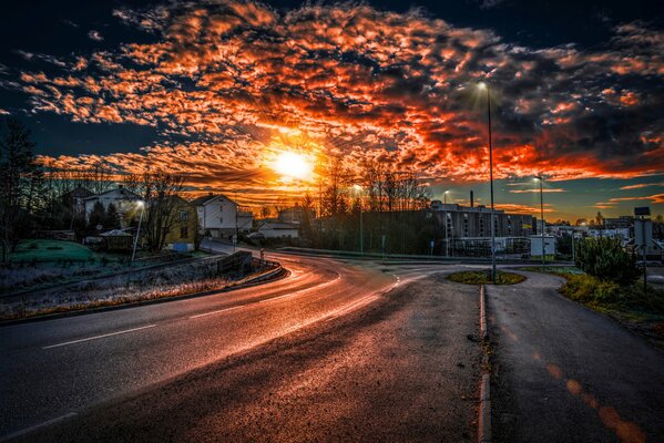 Straße und Sonnenuntergang. Es ist nicht notwendig, so zu schrauben