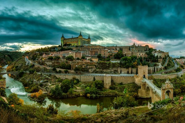 Tramonto a Toledo Spagnolo vicino al fiume