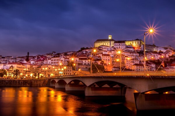 Puente con linternas y noche de la ciudad