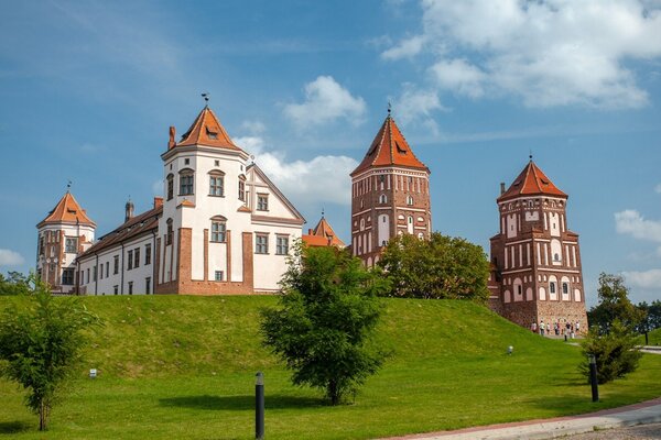 Castello di Mirsky su una collina in Bielorussia