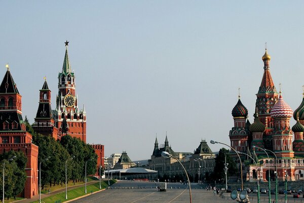 Le Kremlin et la Cathédrale Saint-Basile à Moscou