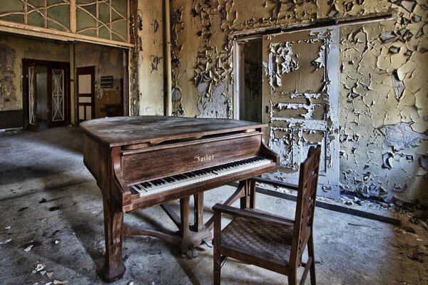 Vecchio pianoforte in una casa abbandonata