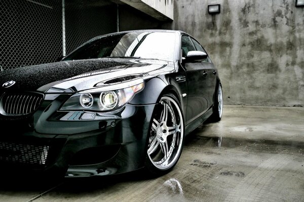 Stylowy sportowy sedan bmw M5 czarny