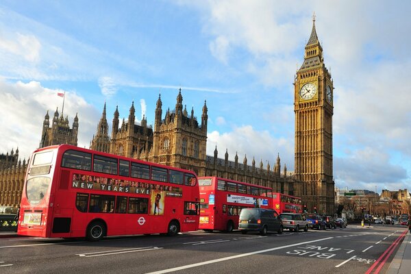 Autobus Inglese rosso su una strada di Londra