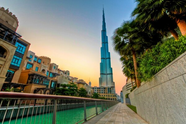 El rascacielos Burj Khalifa por la noche en Dubai