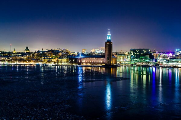 Die Lichter der Nachtstadt spiegeln sich im Wasser wider