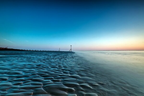 Plage de mer inhabituelle au coucher du soleil