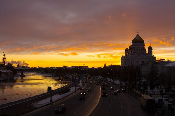 Puesta de sol en el paseo marítimo del templo del Salvador