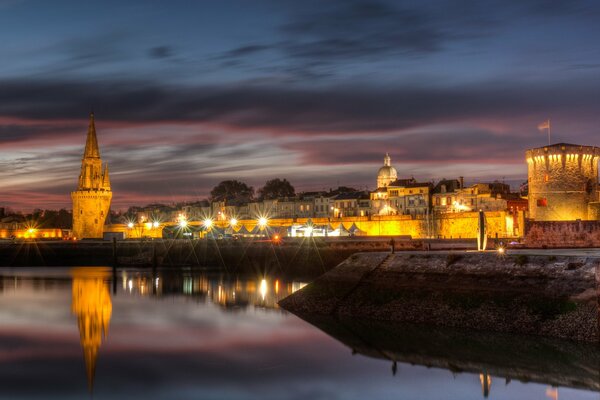 Bañado por las luces de la tarde, el paseo del río en la Rochelle