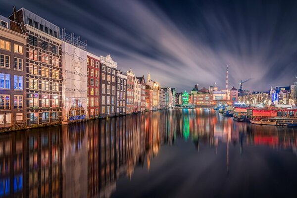 Ein Spiegelbild der festlichen Stimmung im Spiegel des Flusses