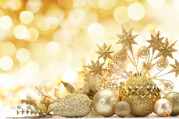 Adornos, bolas y conos de oro del árbol de Navidad