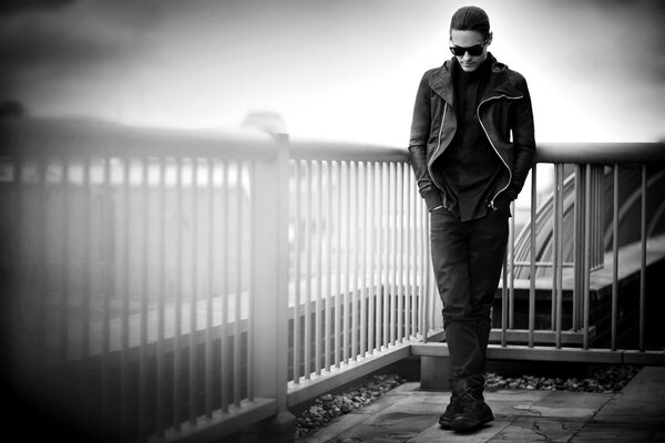 Foto en blanco y negro de un hombre con gafas