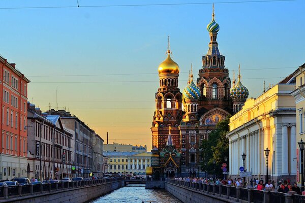 Quai Saint-Pétersbourg, cathédrale du Sauveur sur le sang