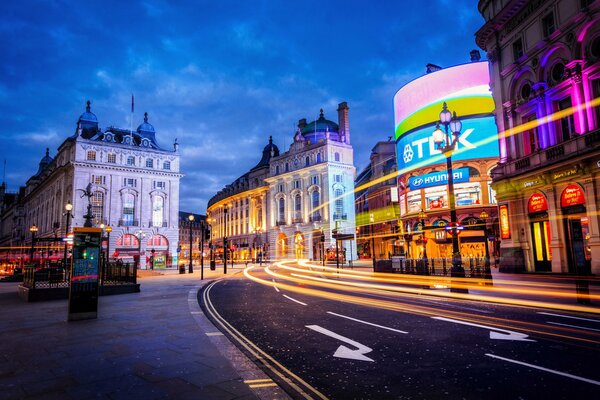 Eine Nachtstadt in Großbritannien. Beleuchtete Straßen Londons am Abend