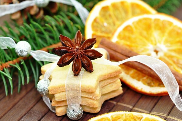 Biscuits magnifiquement conçus sur fond d oranges et de branches d épinette