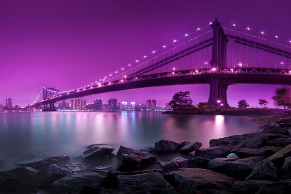 Manhattan Brooklyn Bridge in lila Laternenlicht