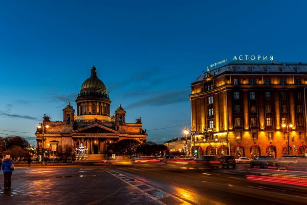 Hotel Astoria W nocnych światłach