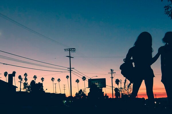 Silhouette de filles sur fond de coucher de soleil